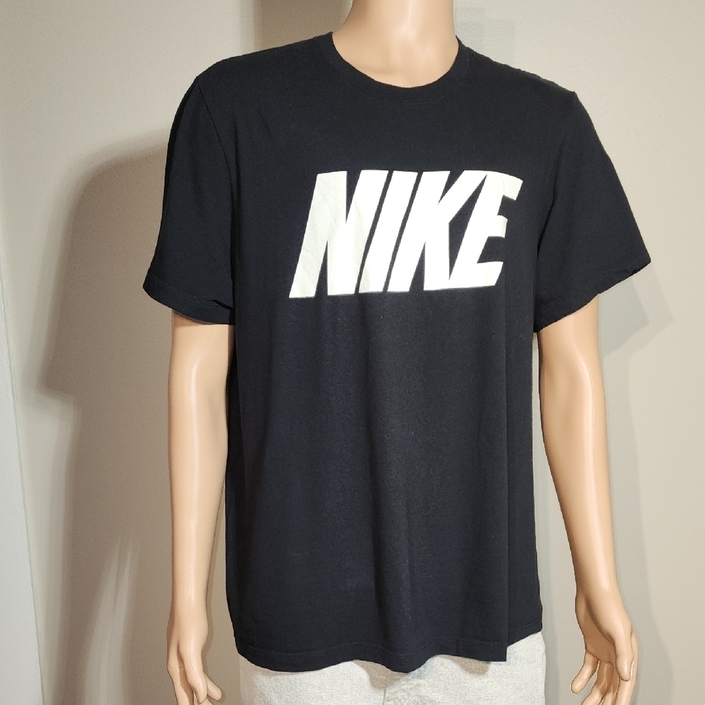 Nike Black and White Short Sleeve Tee